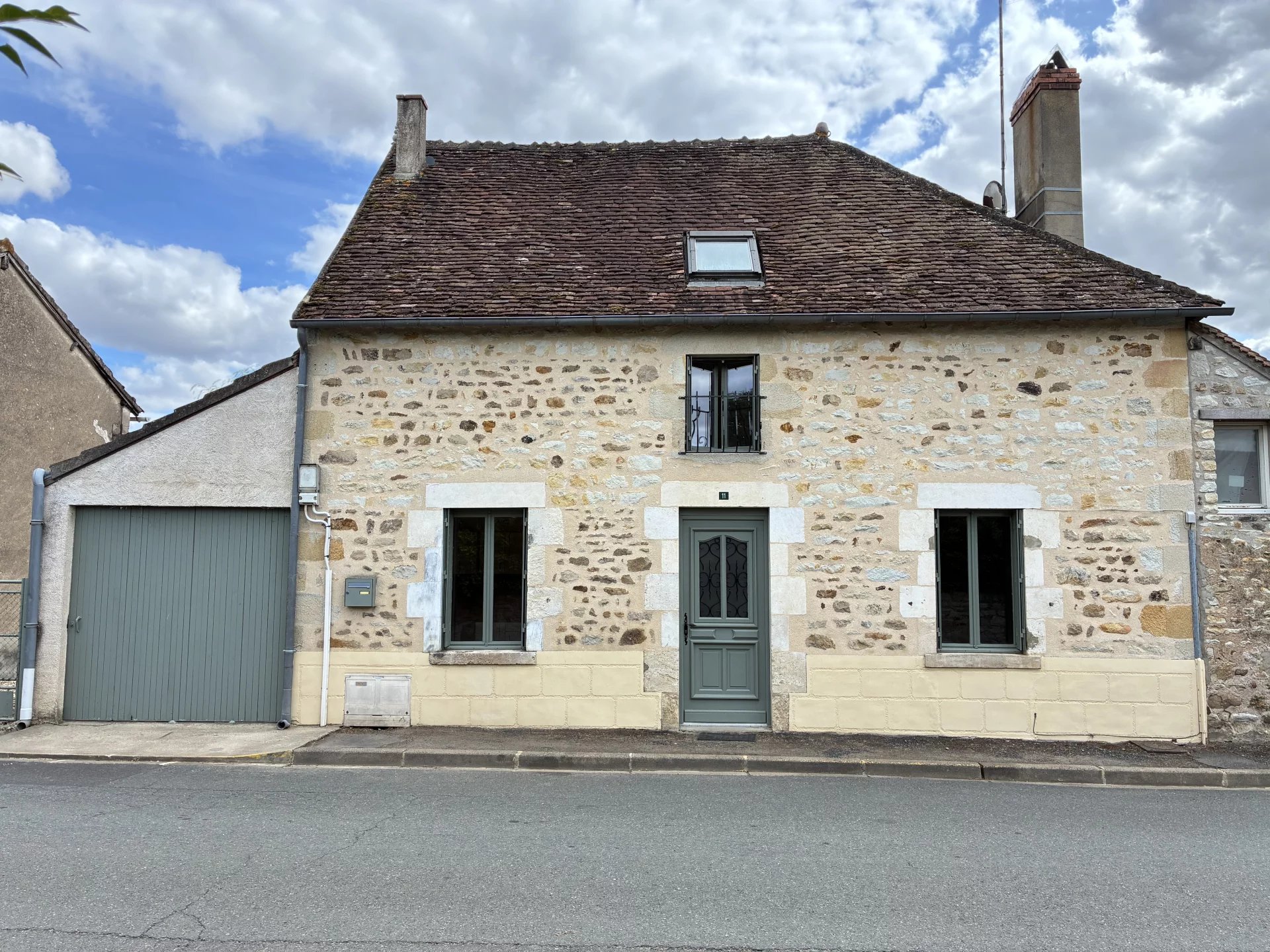 Maison de village traditionnelle avec jardin et grange