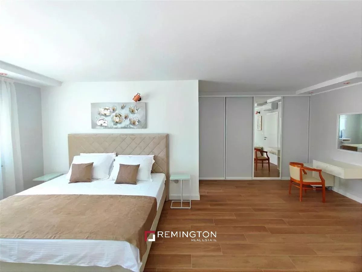5 Bedroom Villa/Townhouse's Image 3