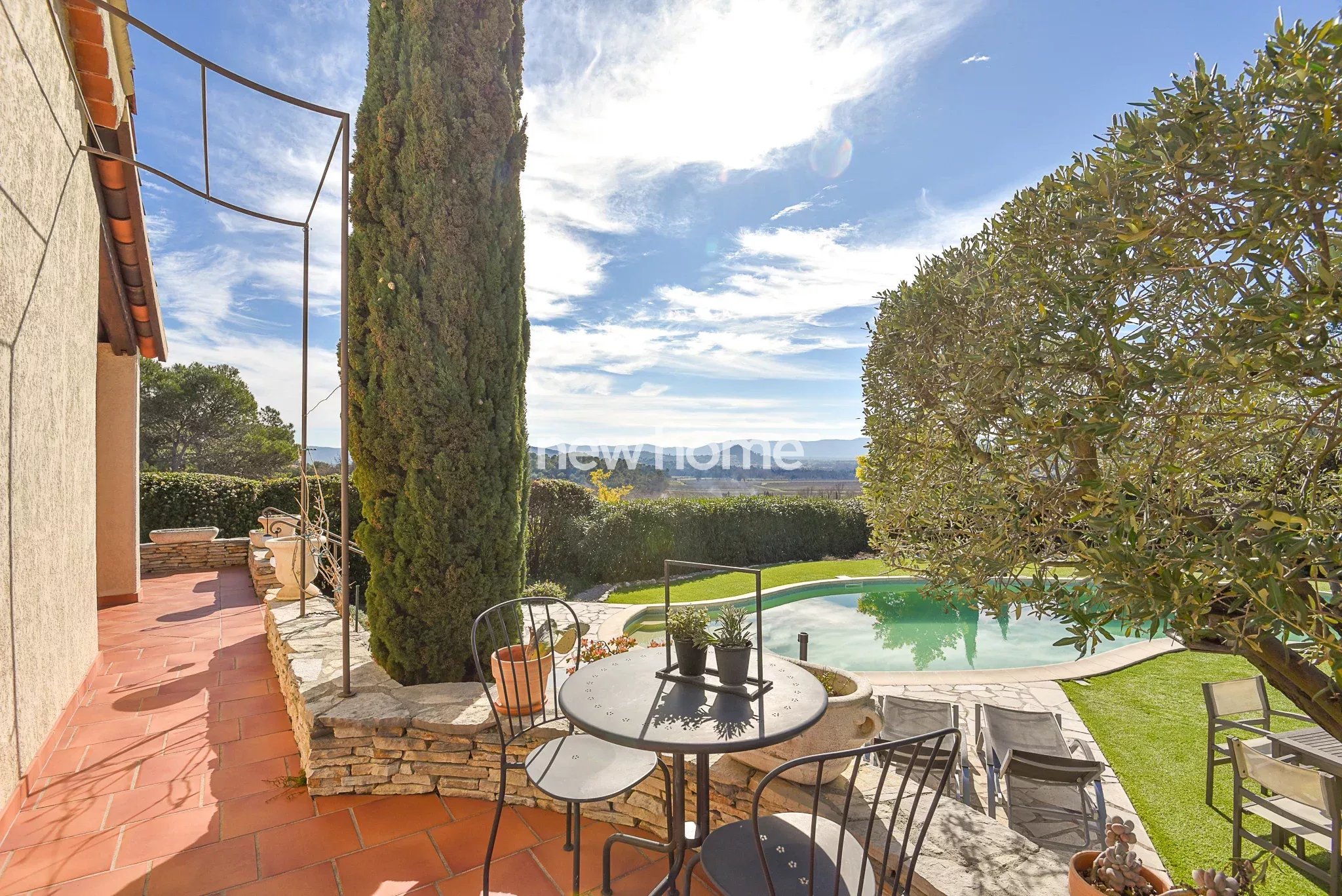 Vue panoramique exceptionnelle et à pied du village