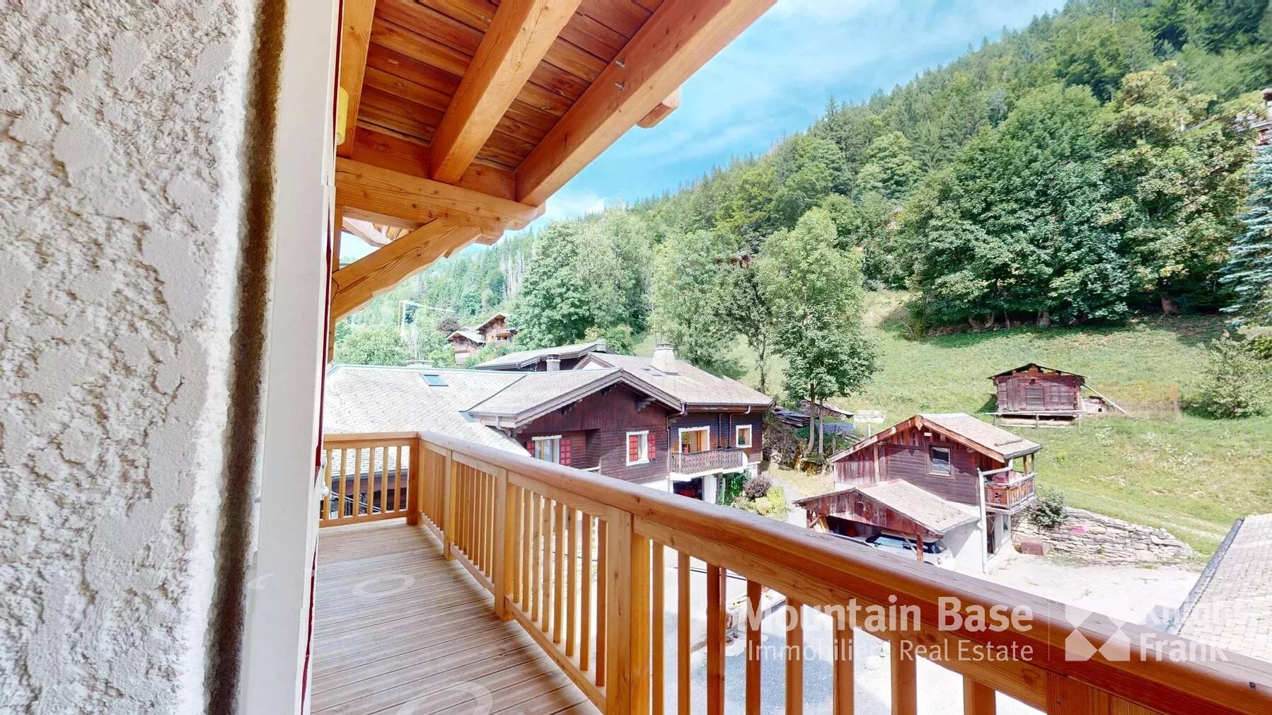 Photo of New 3-bedroom duplex apartment with cabin ideally located