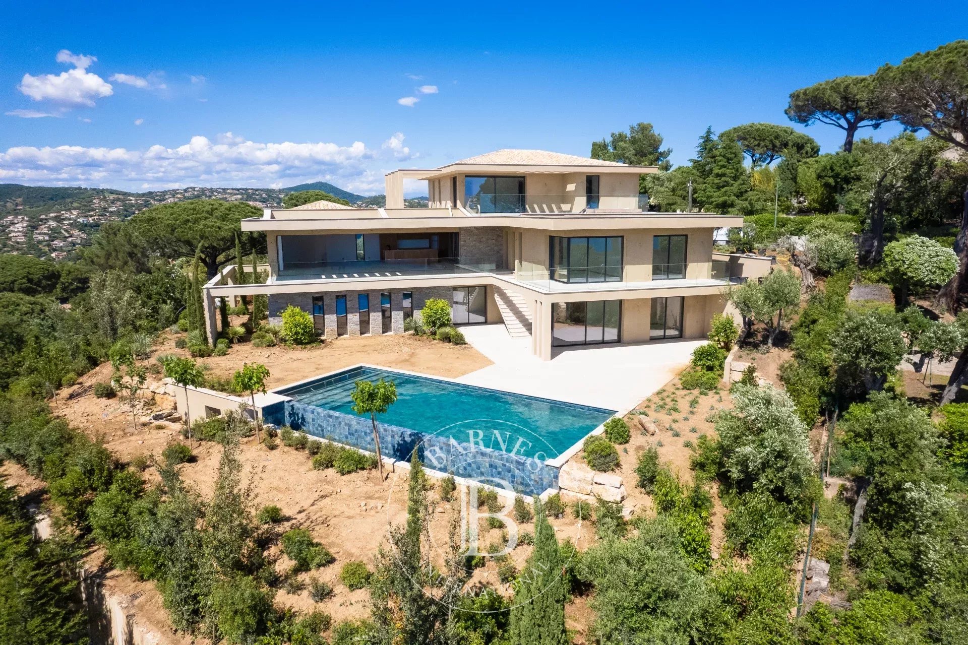 SAINTE-MAXIME - VILLA  CONTEMPORAINE -  VUE MER PANORAMIQUE  - PROCHE CENTRE-VILLE