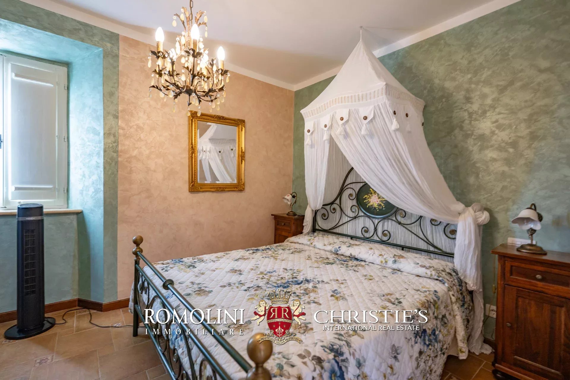 13 Bedroom Vineyard's Image 33