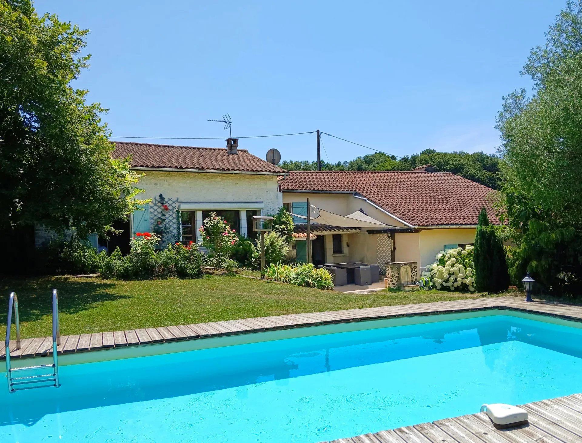 Superb five bedroom house with swimming pool