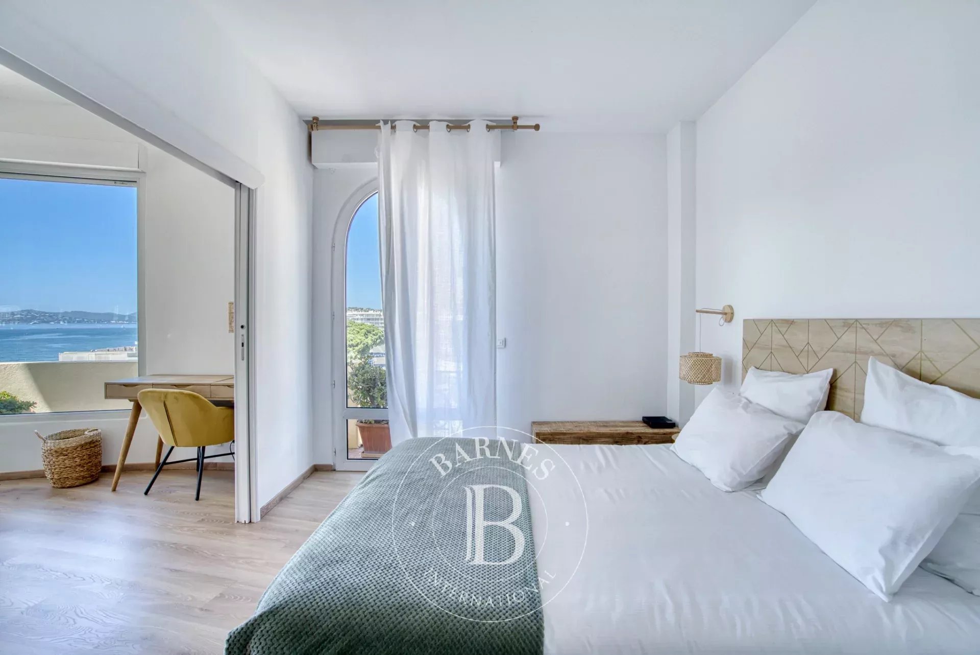 SAINTE-MAXIME - RENOVATED APARTMENT - DOWNTOWN - SEA VIEW