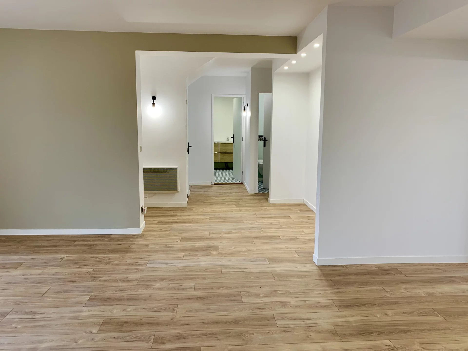 À louer – Appartement 3 chambres – 80 m² – rue Louise Michel. Mo - Image Array