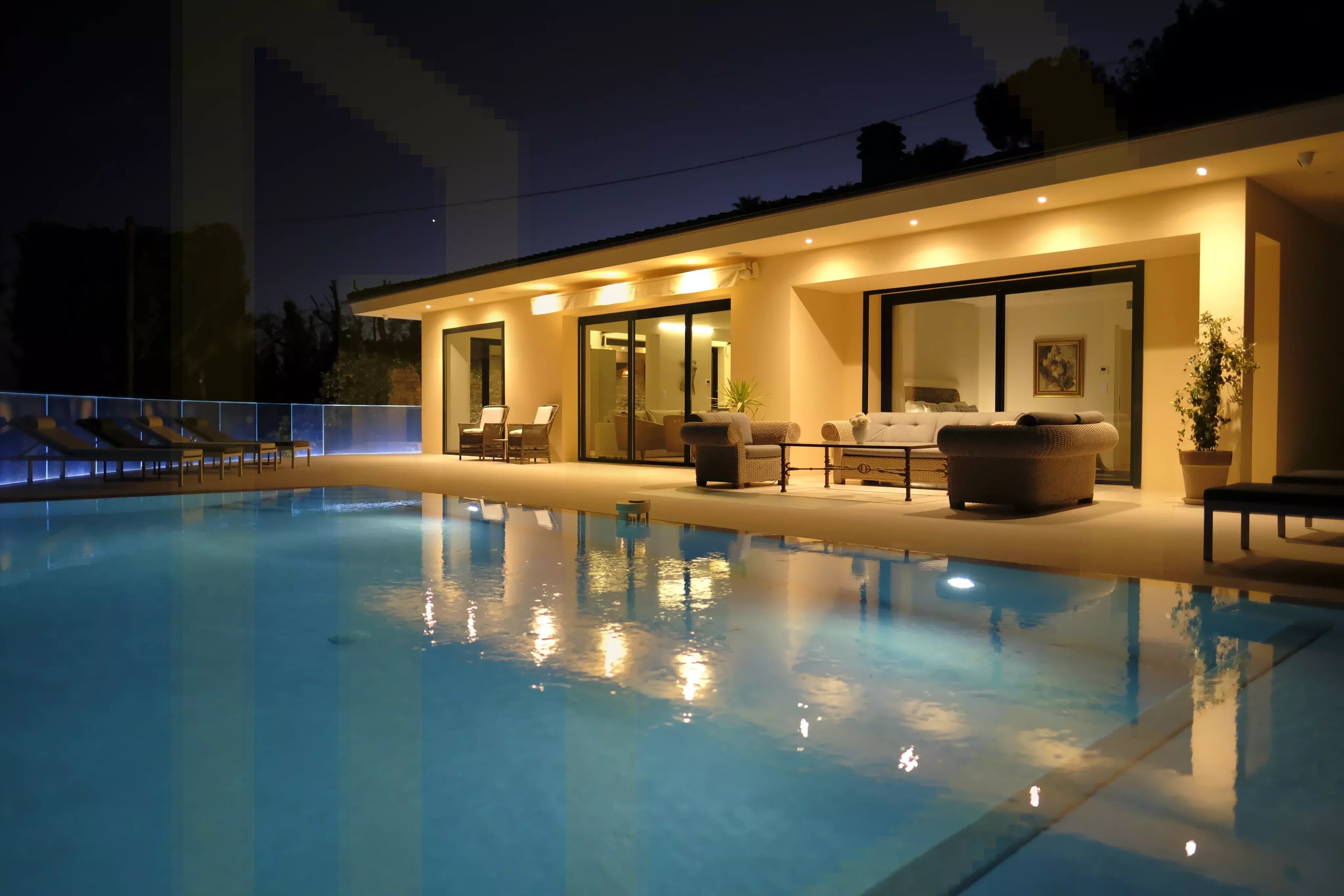 Villa contemporaine avec piscine à débordement et vue mer 