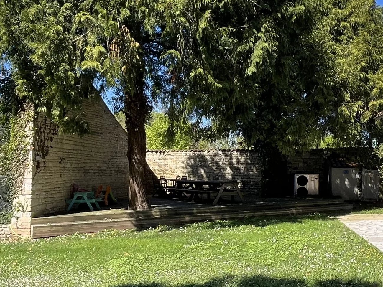 Propriété pleine de charme à 15 min de La Rochelle , deux maisons sur un vaste terrain arboré