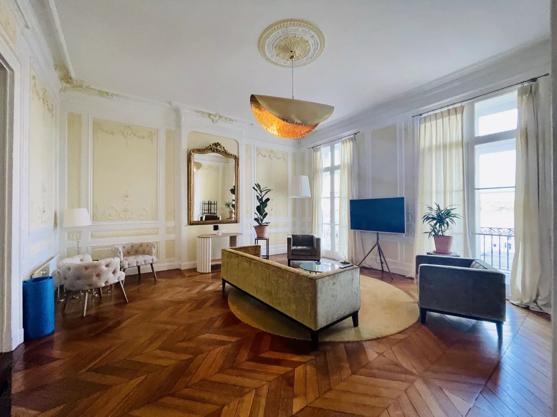 A LOUER - BORDEAUX - CHARTRONS - MAGNIFIQUE APPARTEMENT DE RECEPTION 1 CHAMBRE, BALCON
