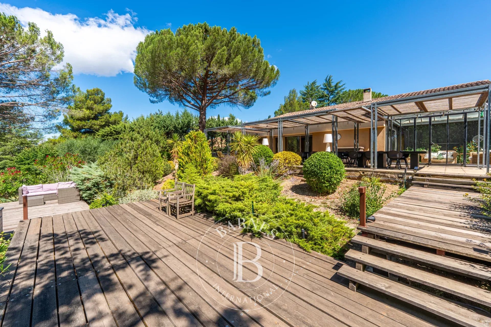 SOUTHERN LUBERON – LA TOUR D’AIGUES – HOUSE 212 M² – 5 BEDROOMS – INDEPENDENT STUDIO – LANDSCAPED PARK 1.5 HA