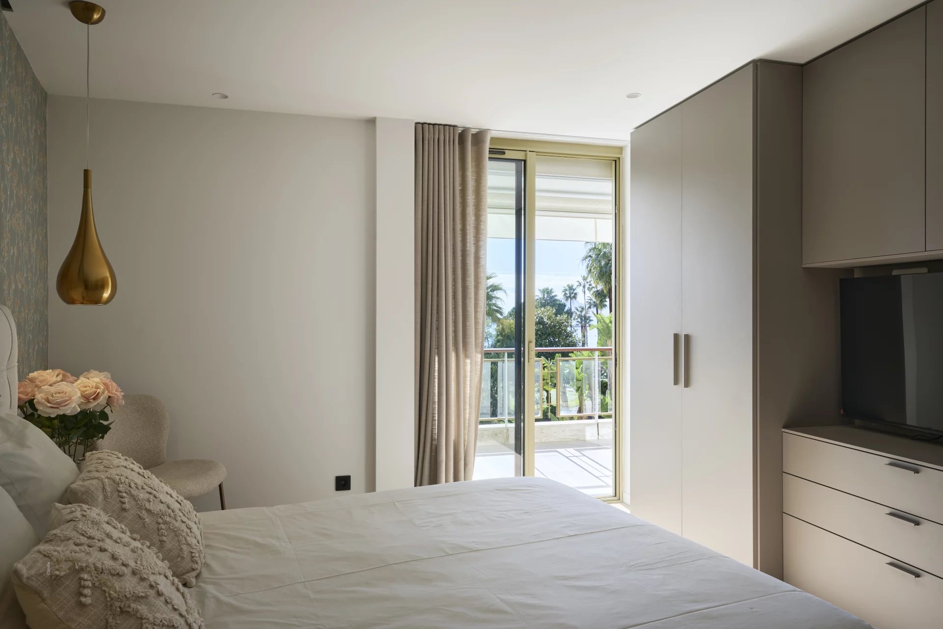  Image of Apartment - 2 Bedrooms for Sale in Alpes-Maritimes-Cannes-France, Image 7