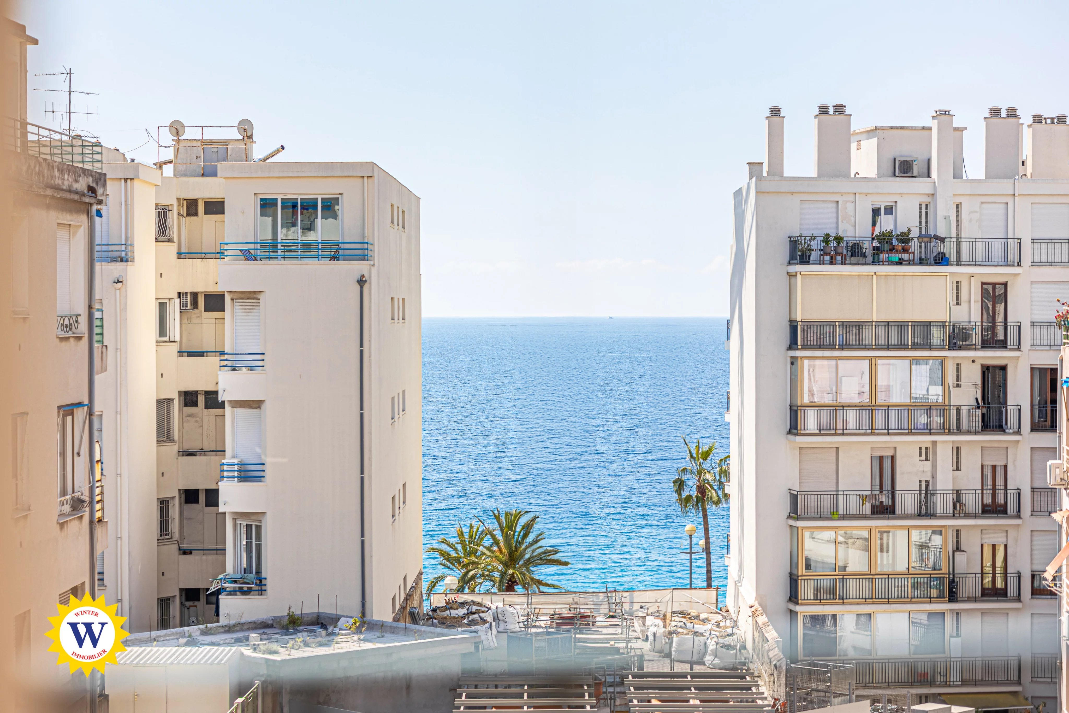 NICE CARRÉ D’OR – STUDIO EN ÉTAGE ÉLEVÉ AVEC VUE MER – CALME ABSOLU - Photo 2