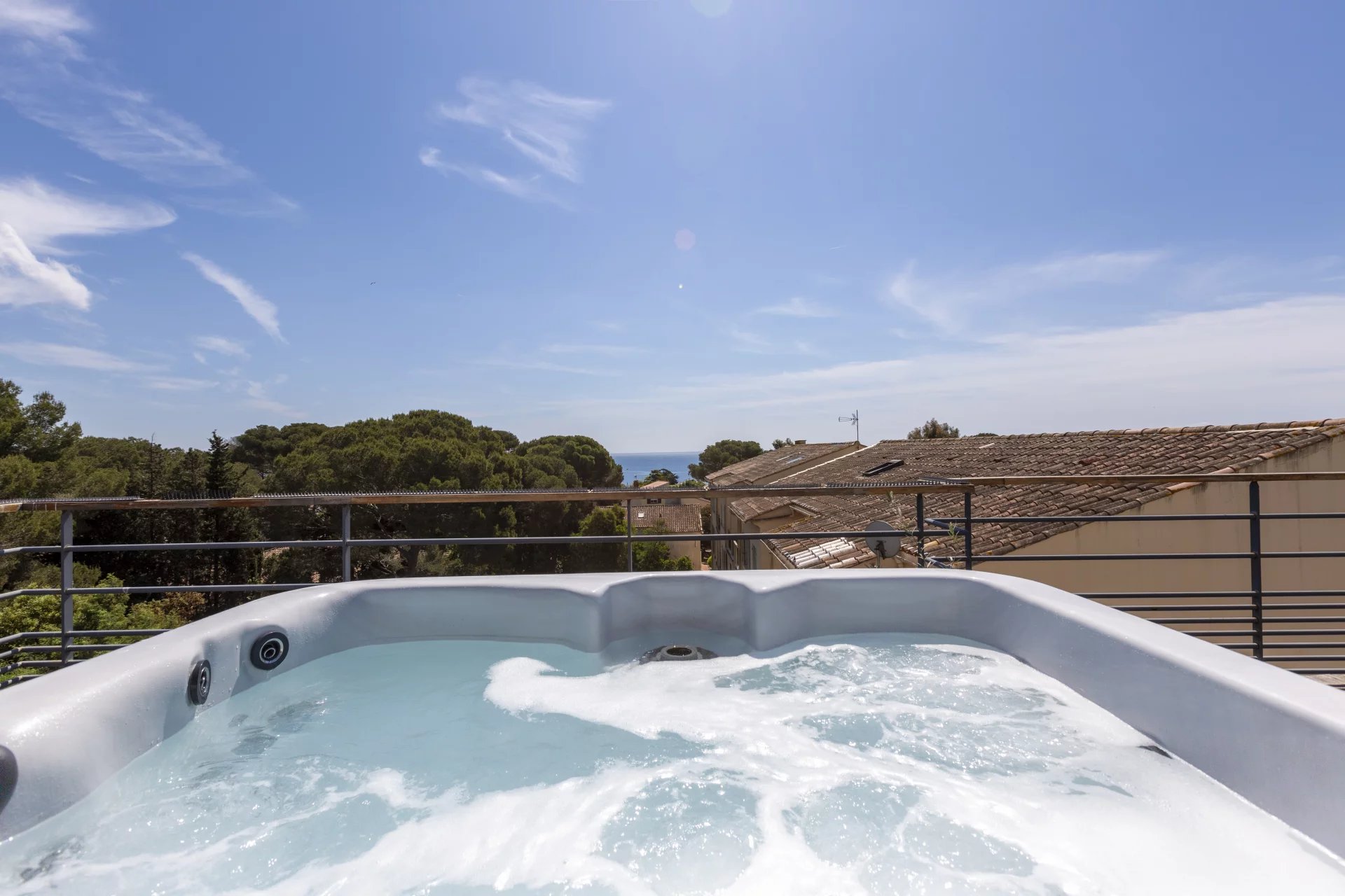 Bright penthouse with large terrace - Saint Aygulf