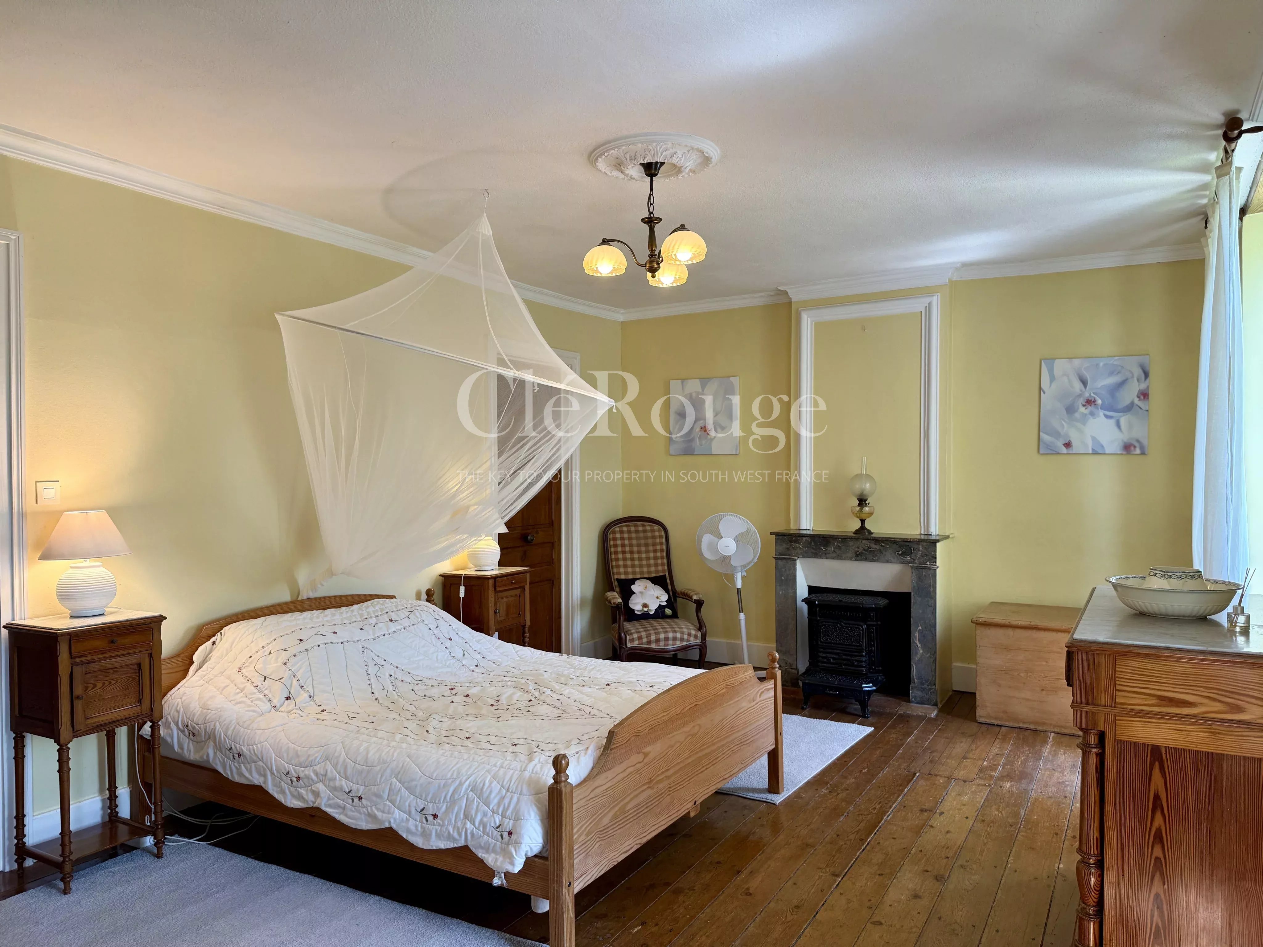 Beautiful property consisting of three houses, barns and swimming pool, just 50 minutes from Bordeaux