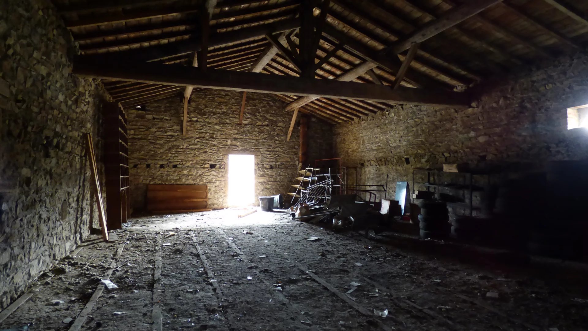 Bâtiment à aménager d’environ 820 m² + une cour de 823 m²