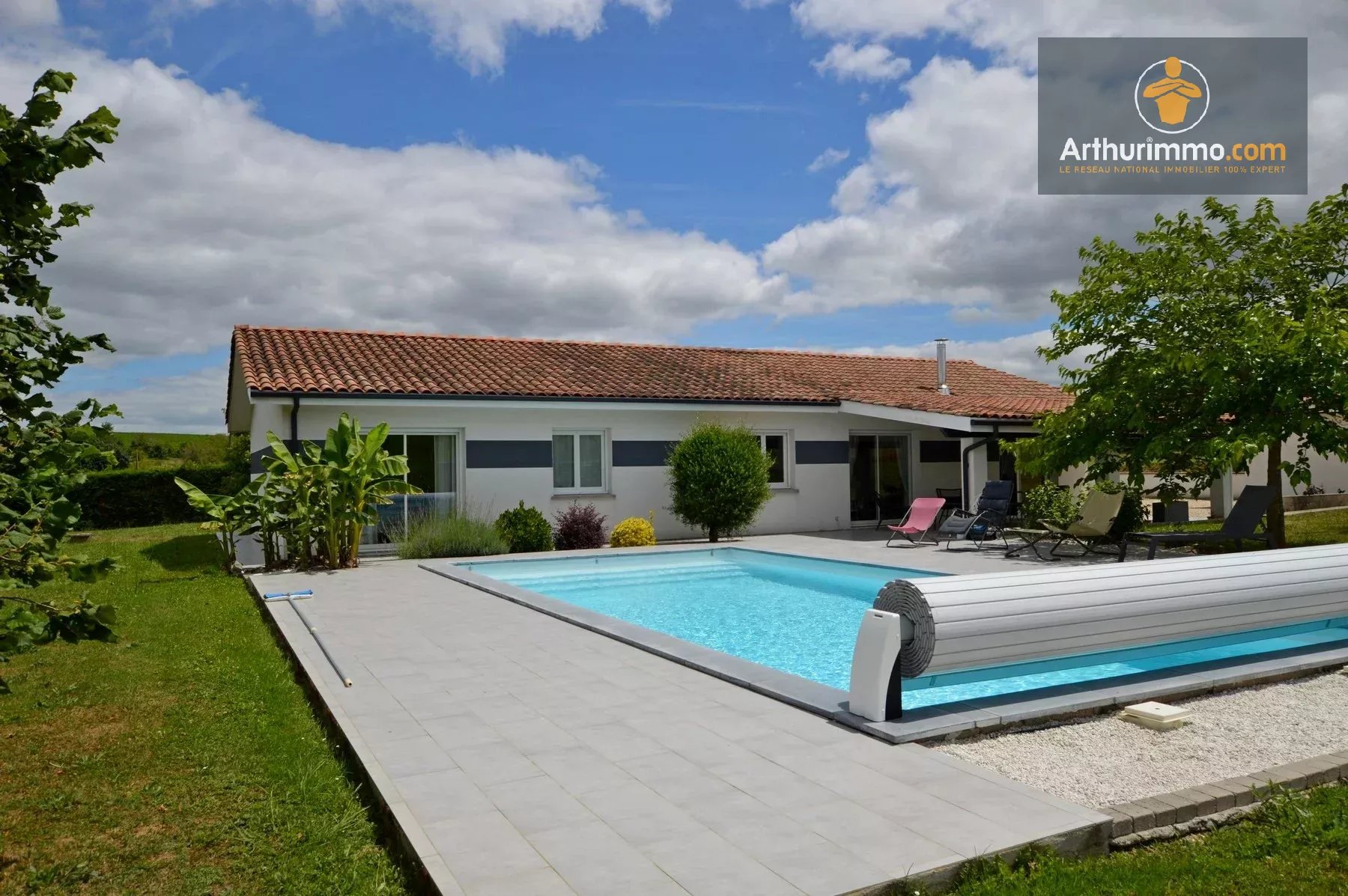 Plain-pied contemporain avec piscine et vue