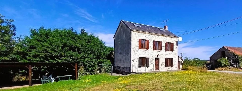 A vendre dans le Puy de Dôme maison avec grange et jardin.