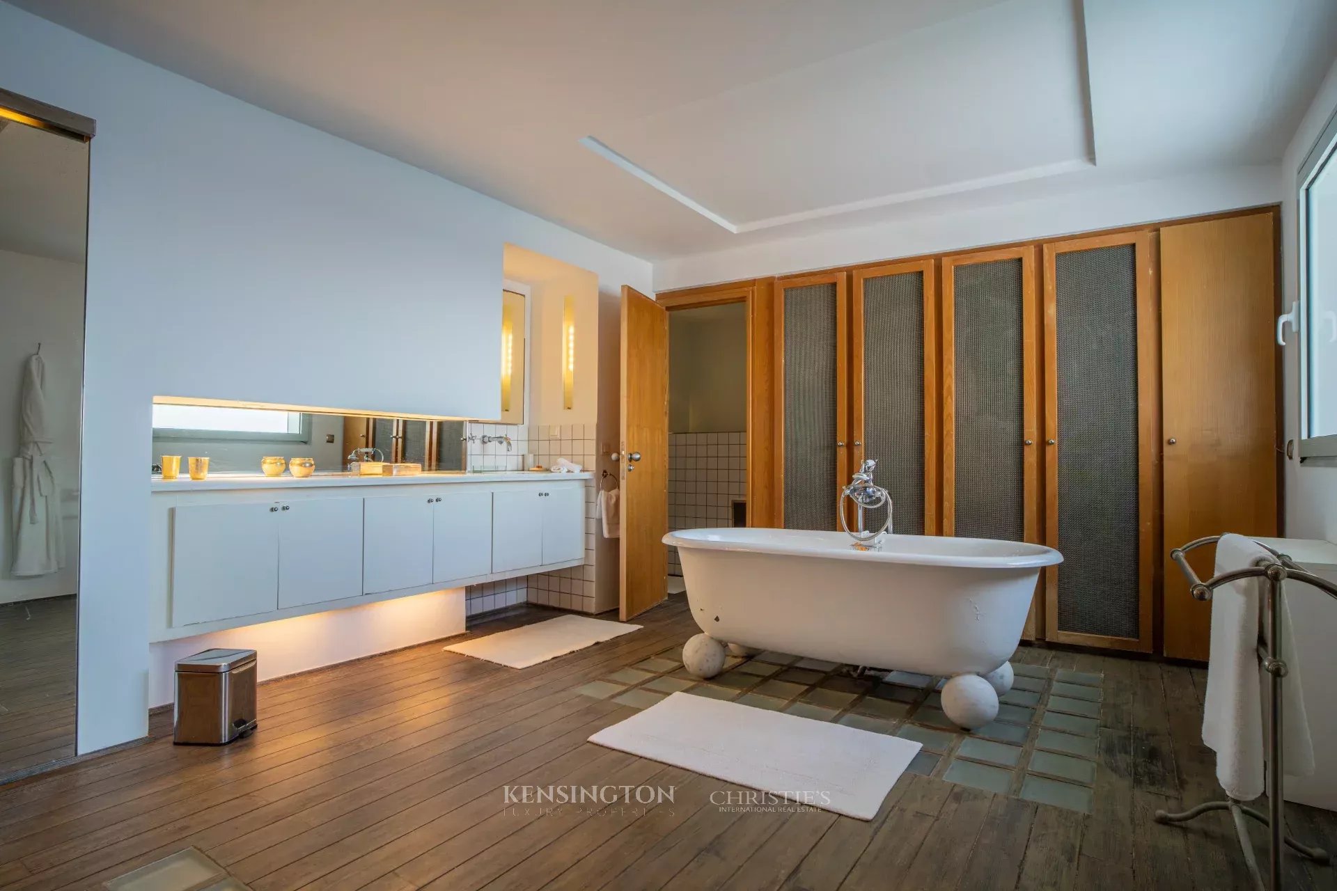 6 Bedroom Villa/Townhouse's Image 17