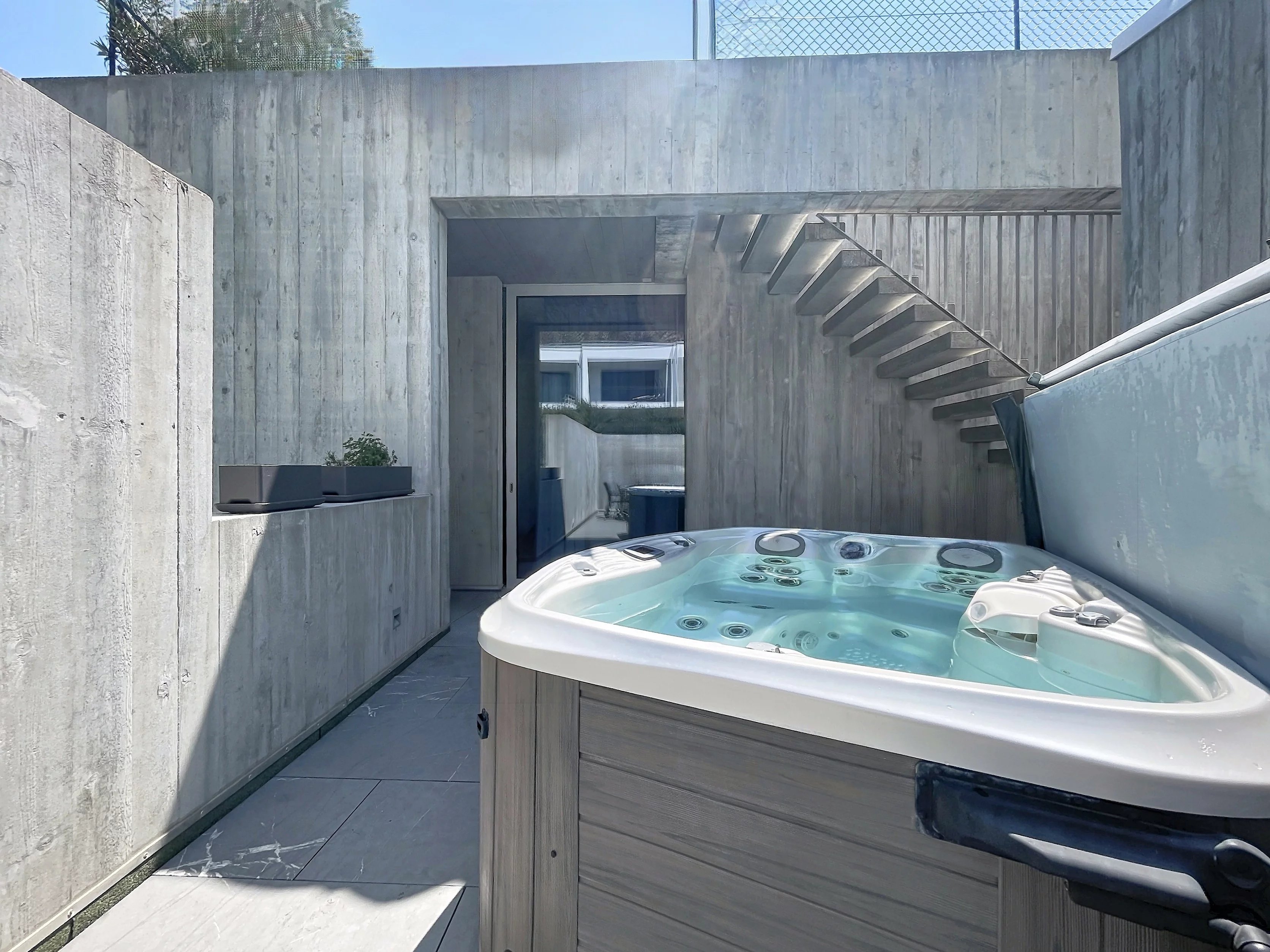 Propriété contemporaine avec rooftop panoramique