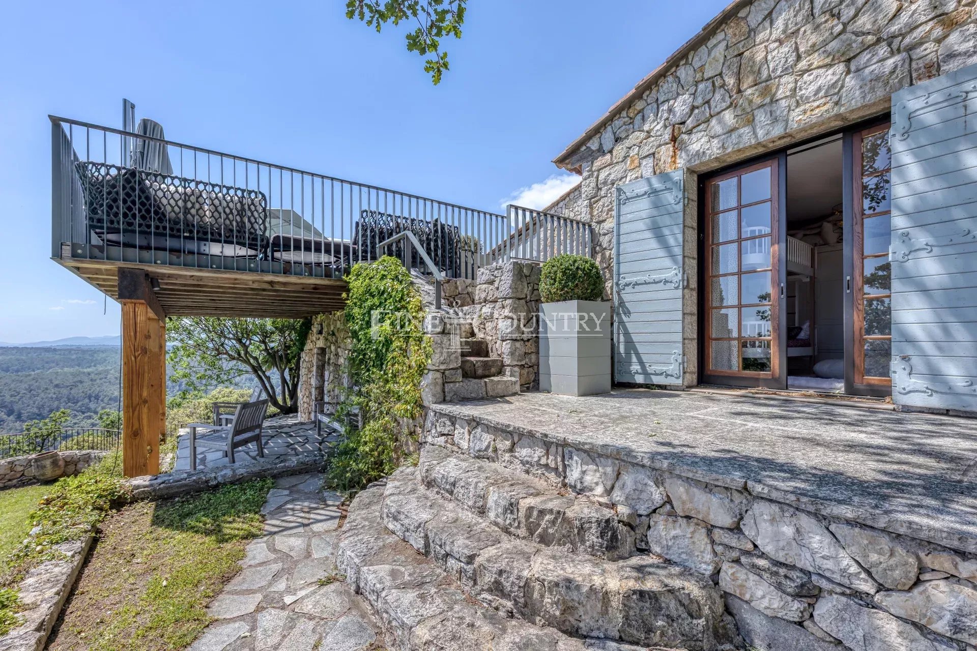 Photo of Estate for sale in Saint-Cezaire-sur-Siagne