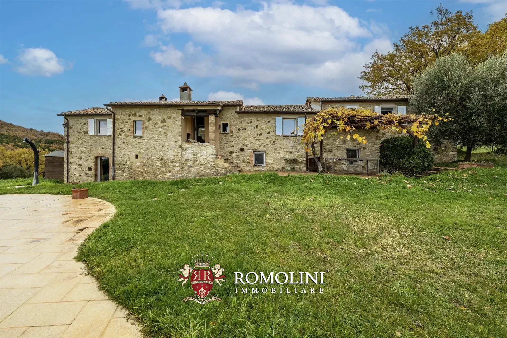 RUSTIC FARMHOUSE WITH POOL FOR SALE IN MOUNT AMIATA, MAREMMA