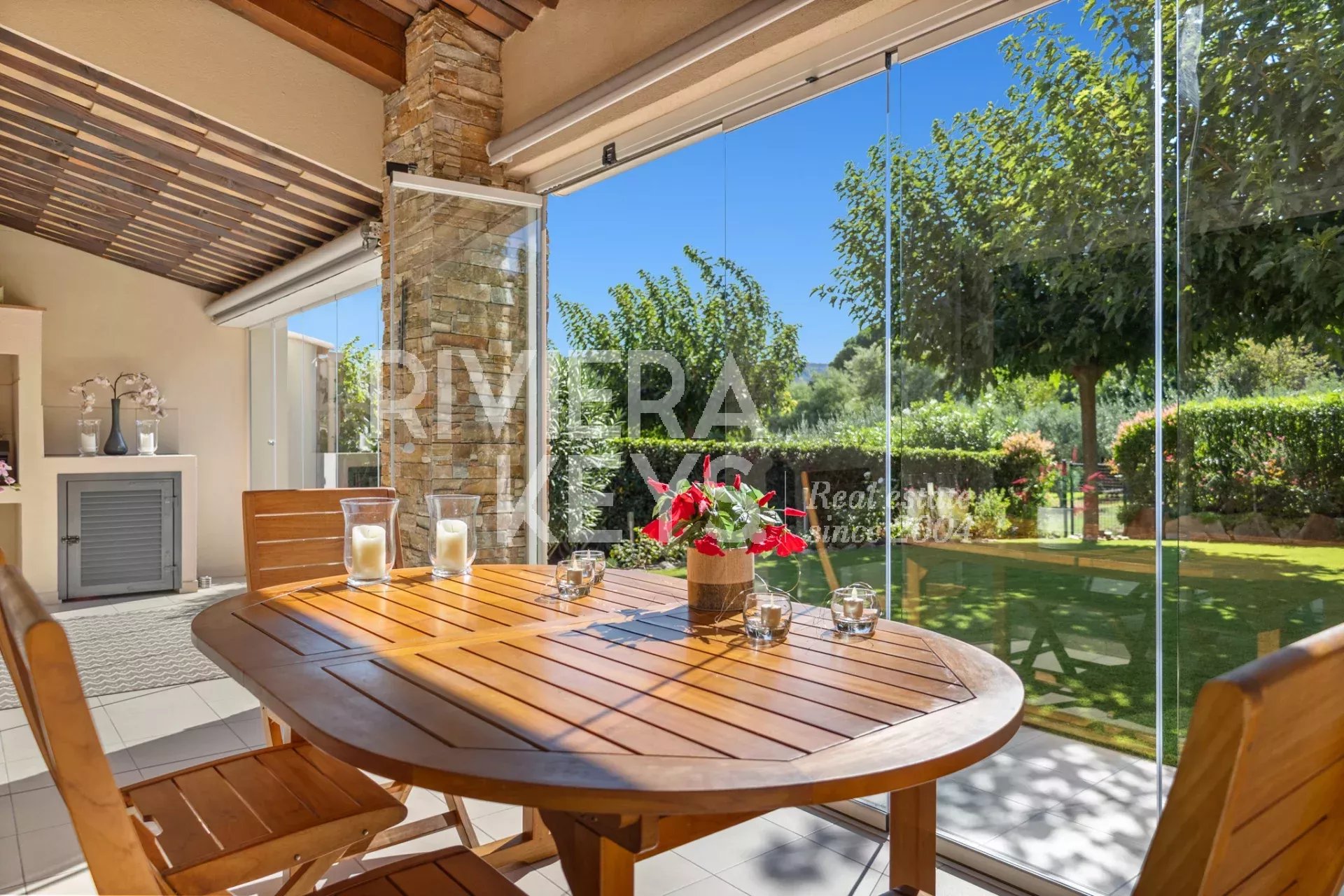 LE PLAN-DE-LA-TOUR: Nylig oppført 4-roms rekkehus i et lukket område med svømmebasseng, i gangavstand til landsbysentrum