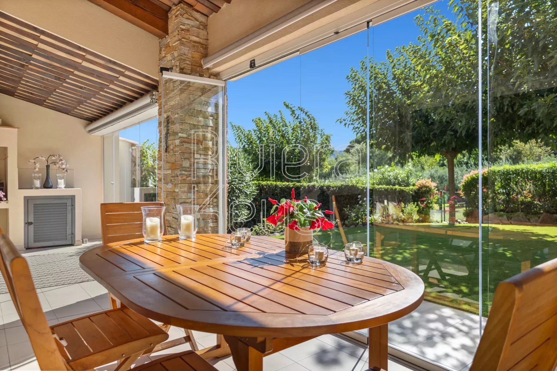 LE PLAN-DE-LA-TOUR : Maison 4 pièces récente, dans résidence séurisée, avec piscine, à pied du centre du village