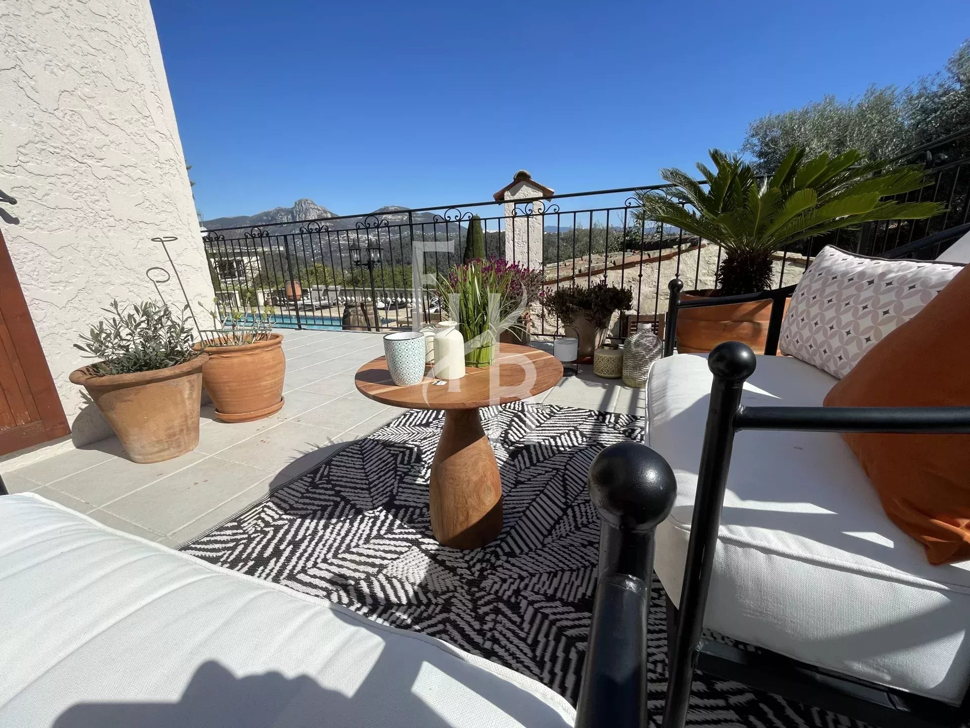Villa d'Exception à Vence : Vue Spectaculaire, Calme Absolu et Proximité Idéale
