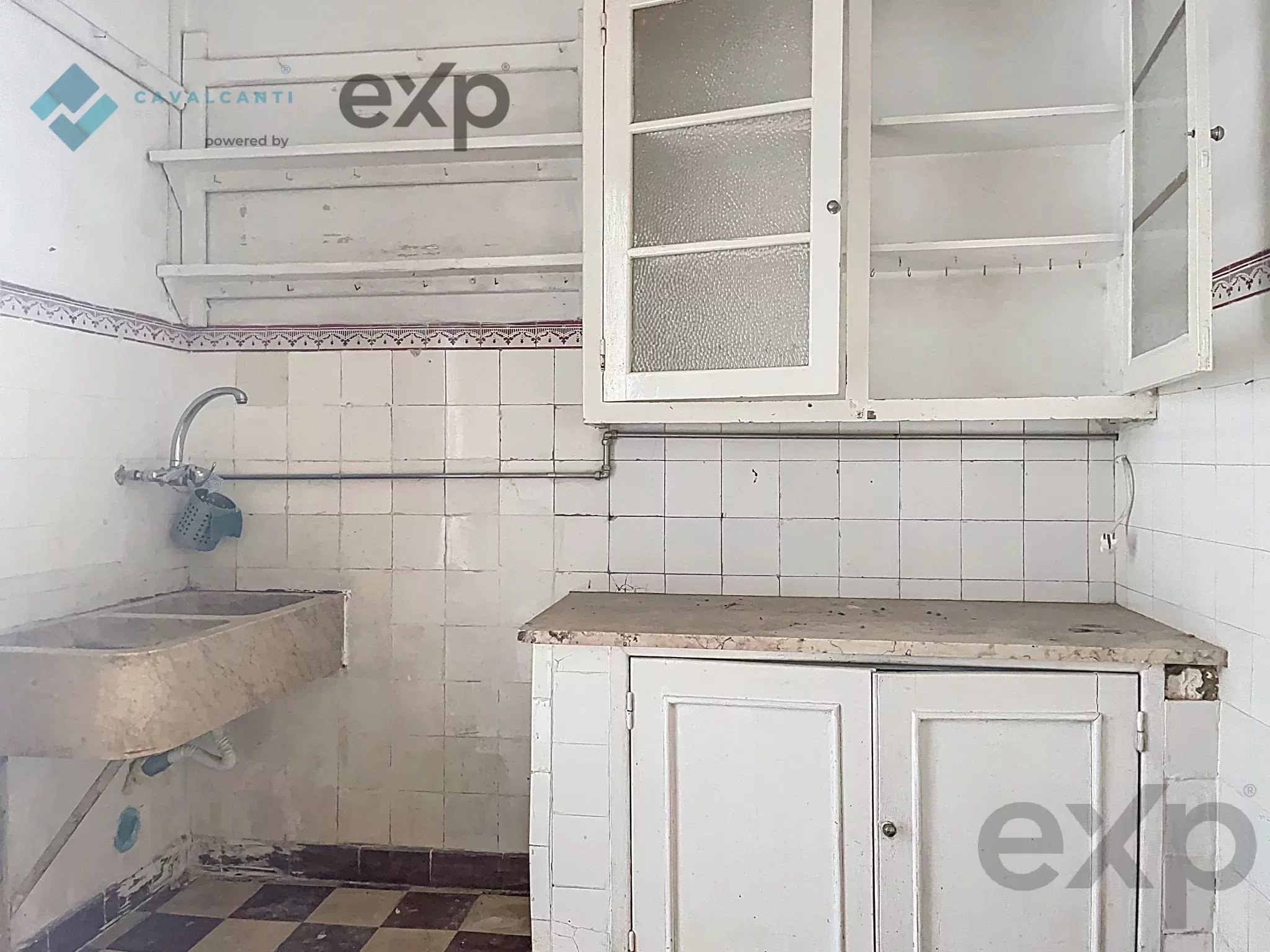 3-bedroom with charm and patio for renovation – Lisbon 86916807 image 36