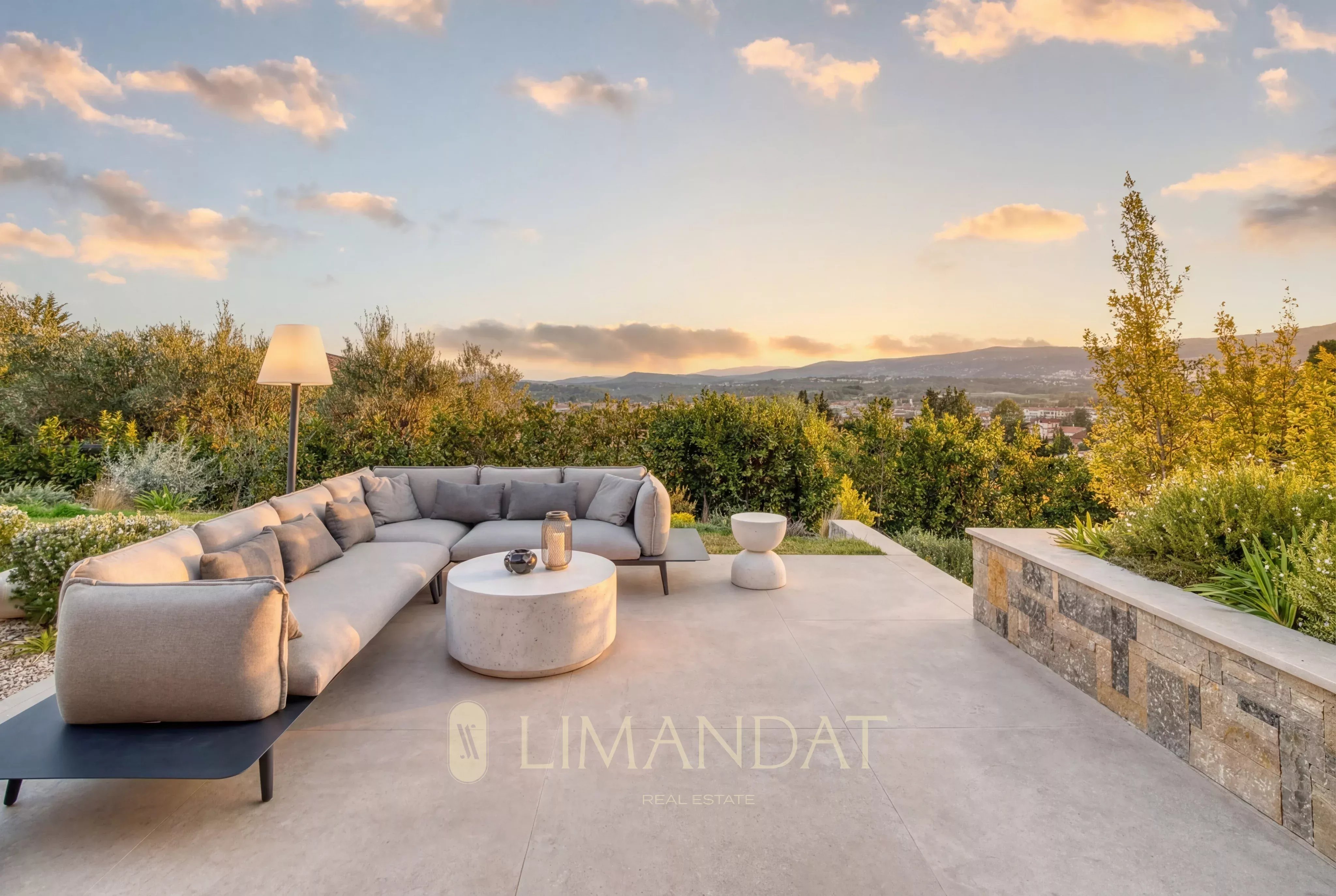 Near Cannes – Bali-Style Villa – 4 Bedrooms – Swimming Pool – Jacuzzi