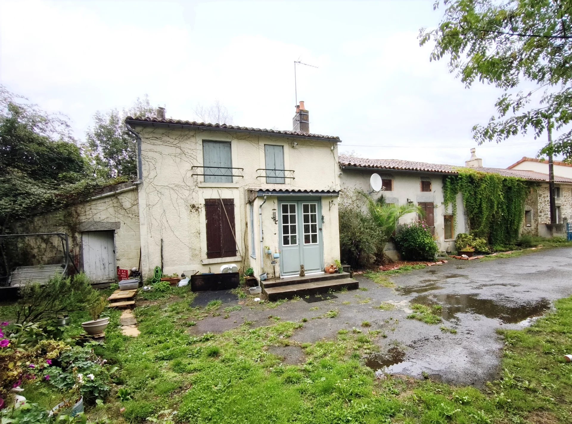 Charmante maison semi-mitoyenne avec granges, verger et plus de 5 000 m² de terrain