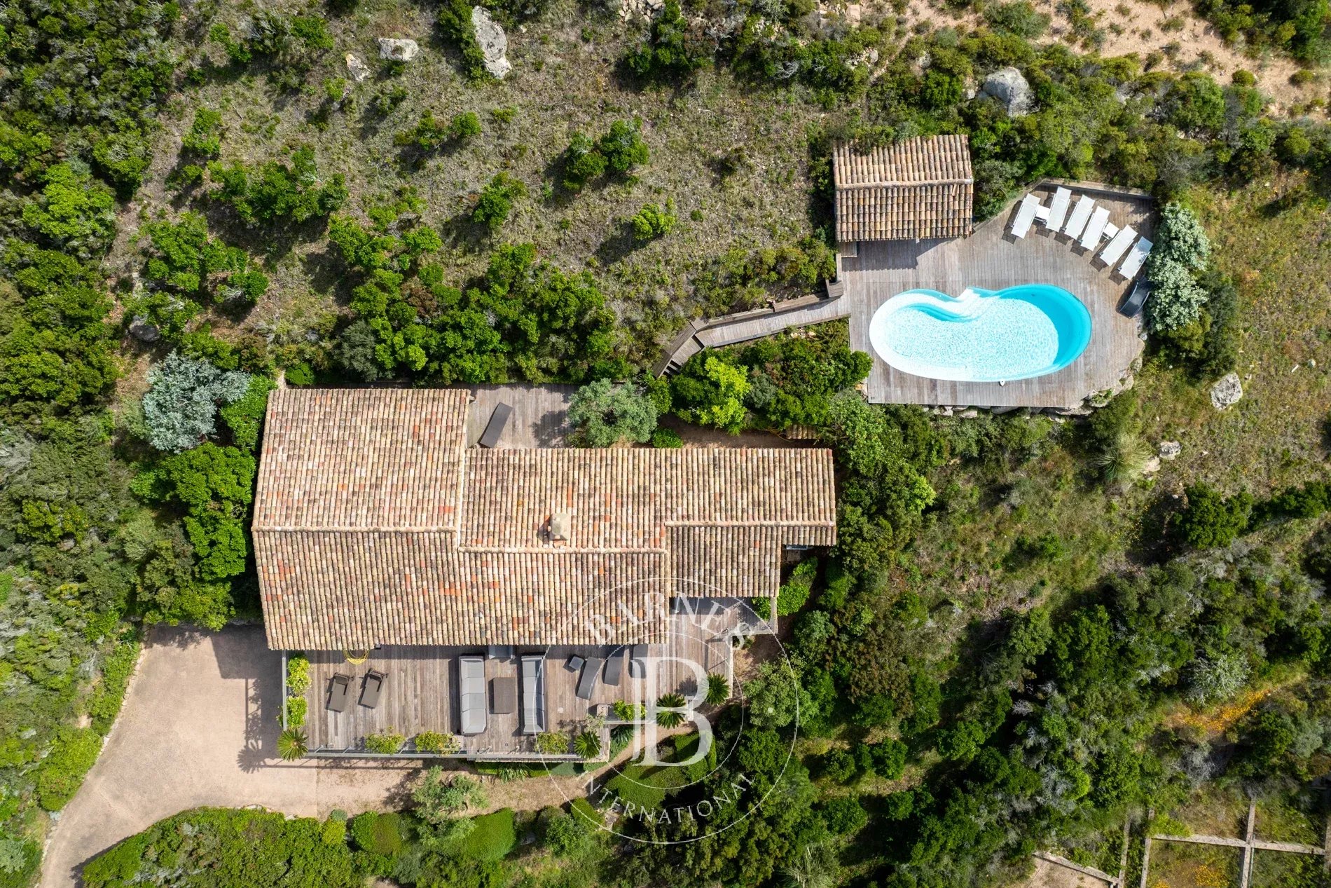 Exclusive listing – Bonifacio. Architect-designed villa in the style of a bergerie, featuring 4 bedrooms, a swimming pool, sea and mountain views, and close proximity to the beach. - picture 33 title=