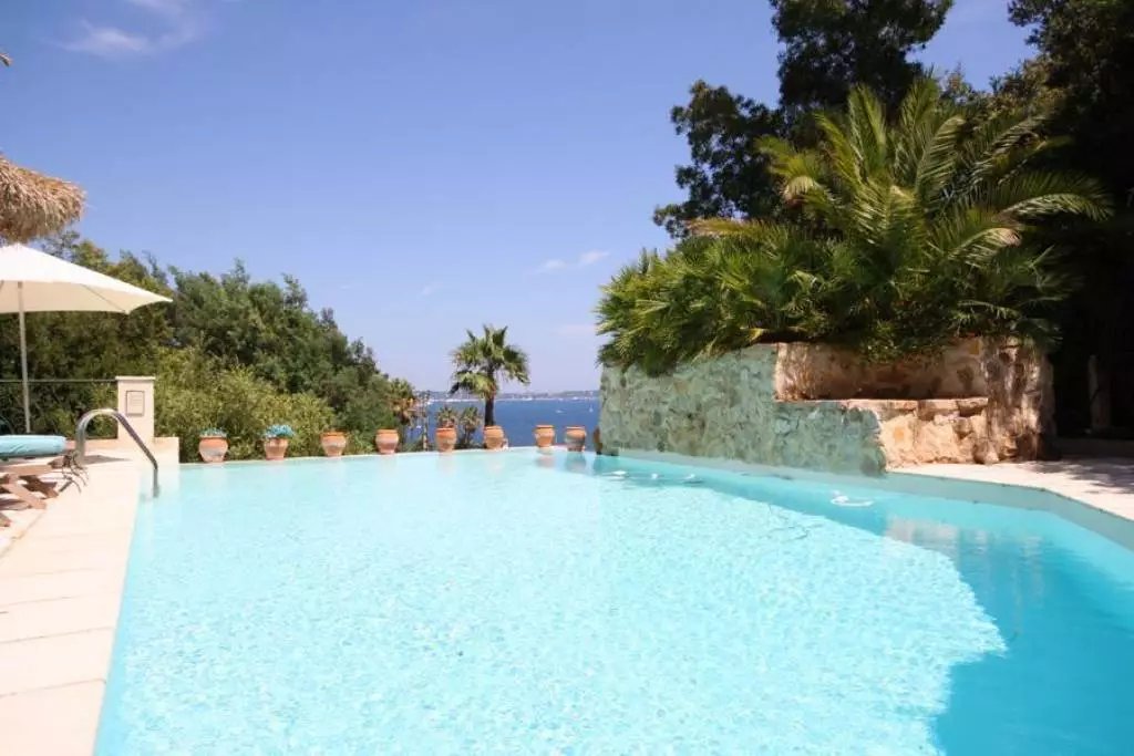 Villa à Golf Juan, dans une résidence privée, avec vue mer