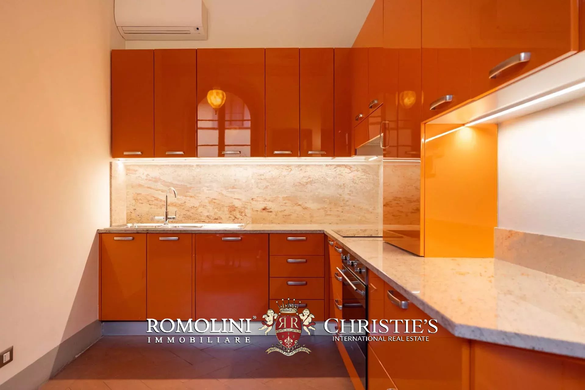 PRACHTVOLLER RESTAURIERTER PALAZZO MIT BLICK AUF DAS HISTORISCHE ZENTRUM VON FLORENZ ZU VERKAUFEN