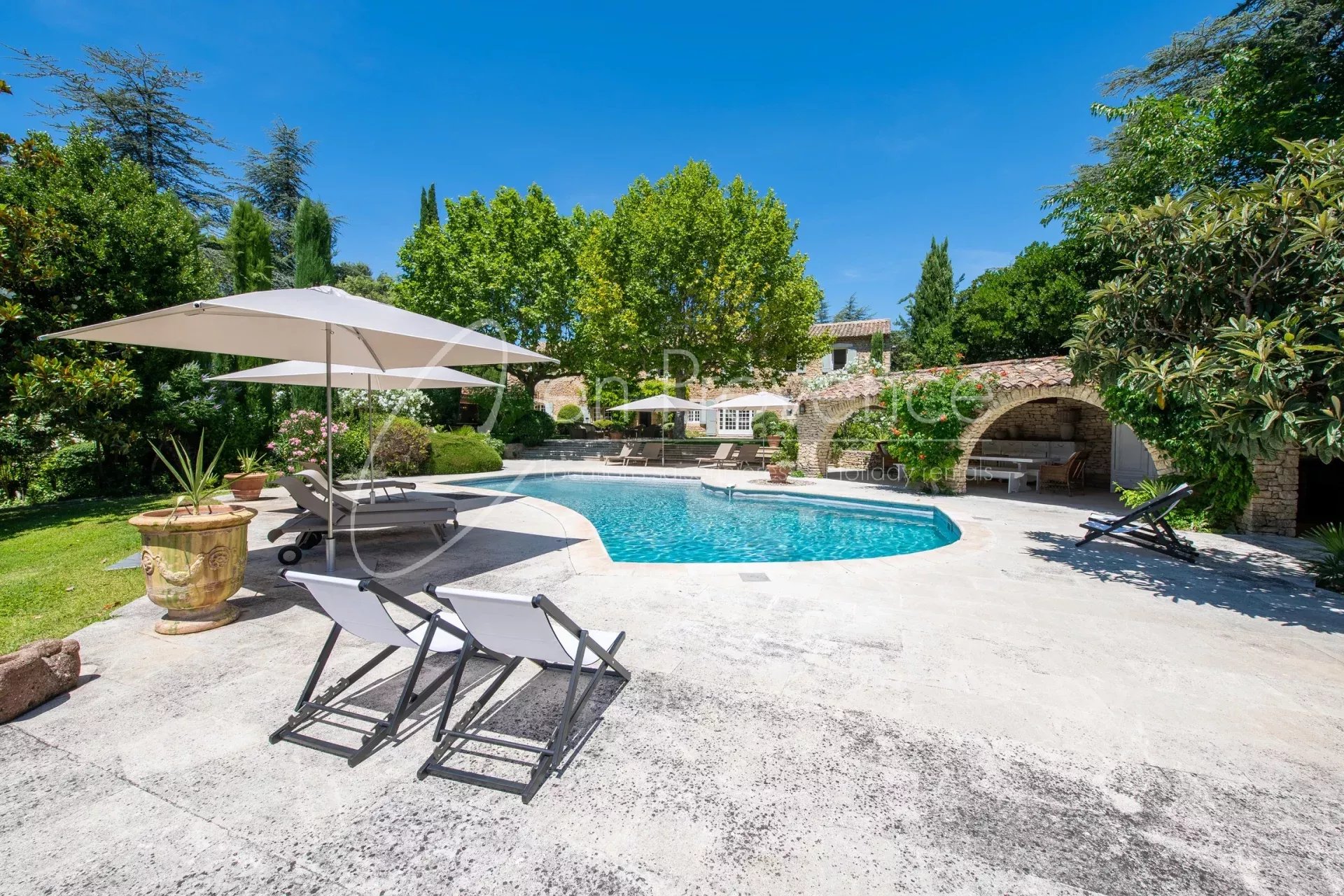 Luxury property for rent near Gordes Provence 