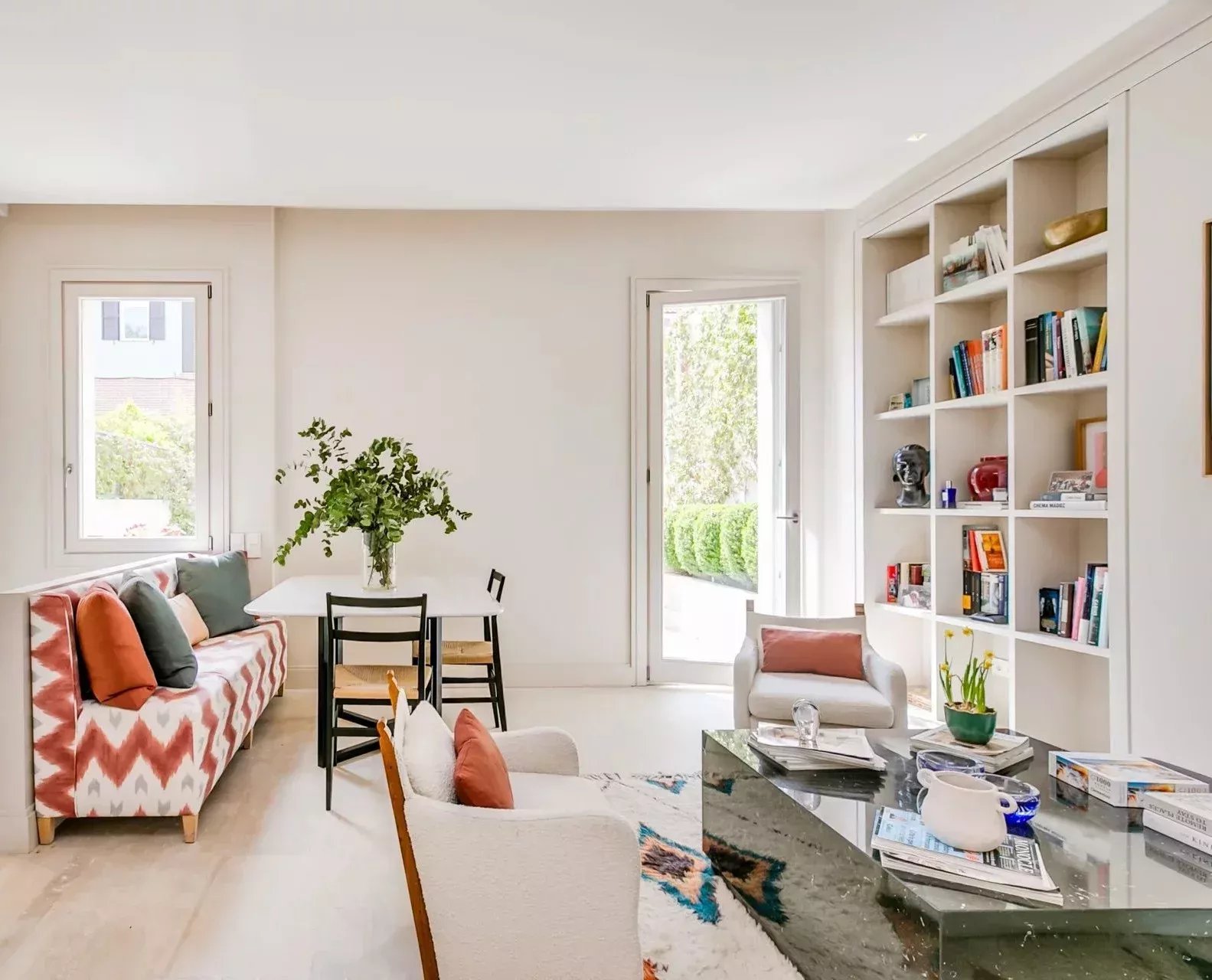 Élégante Maison Familiale Mitoyenne avec Patios