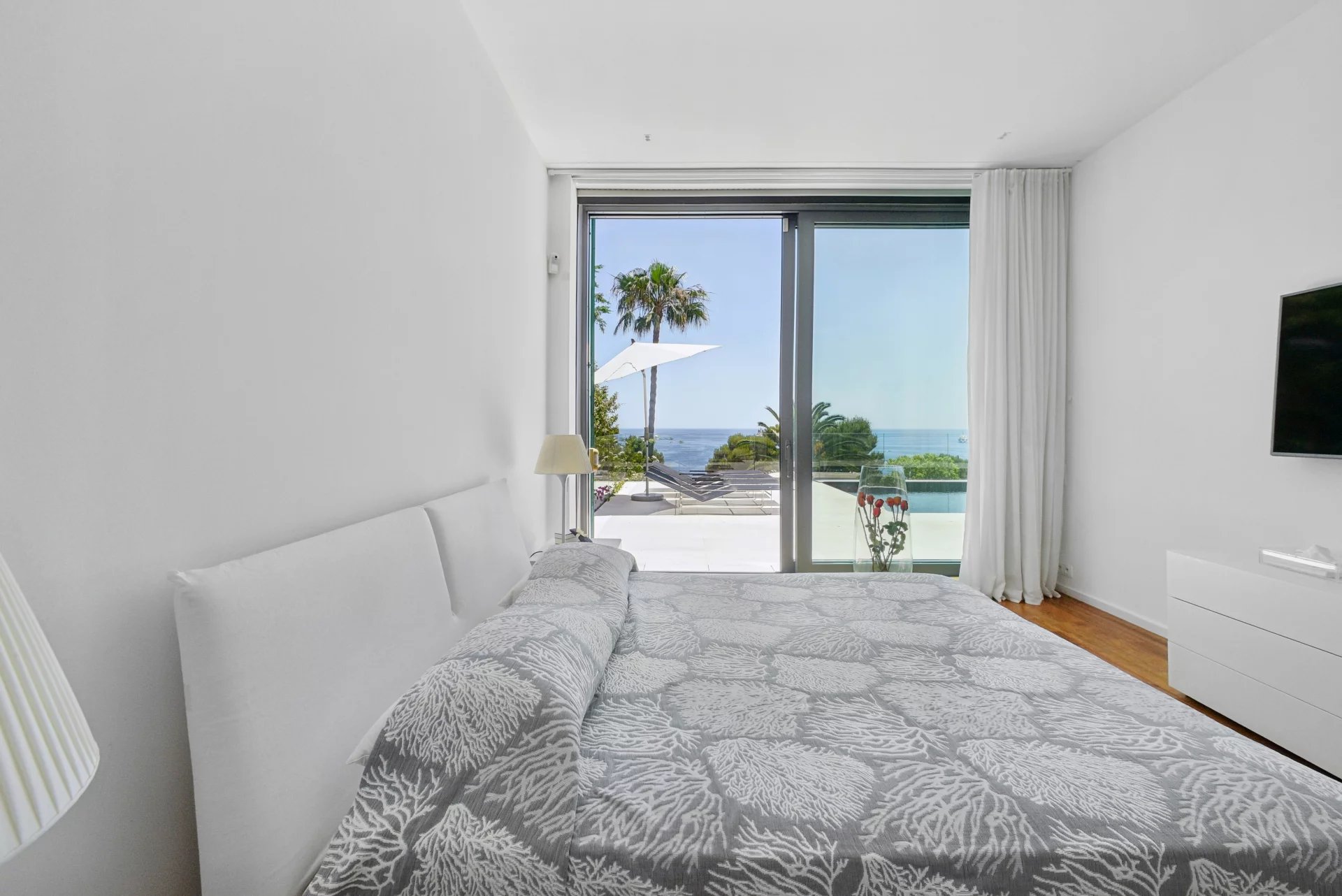 Villa contemporaine d'exception à Èze Bord de Mer – Un véritable écrin entre mer et montagne