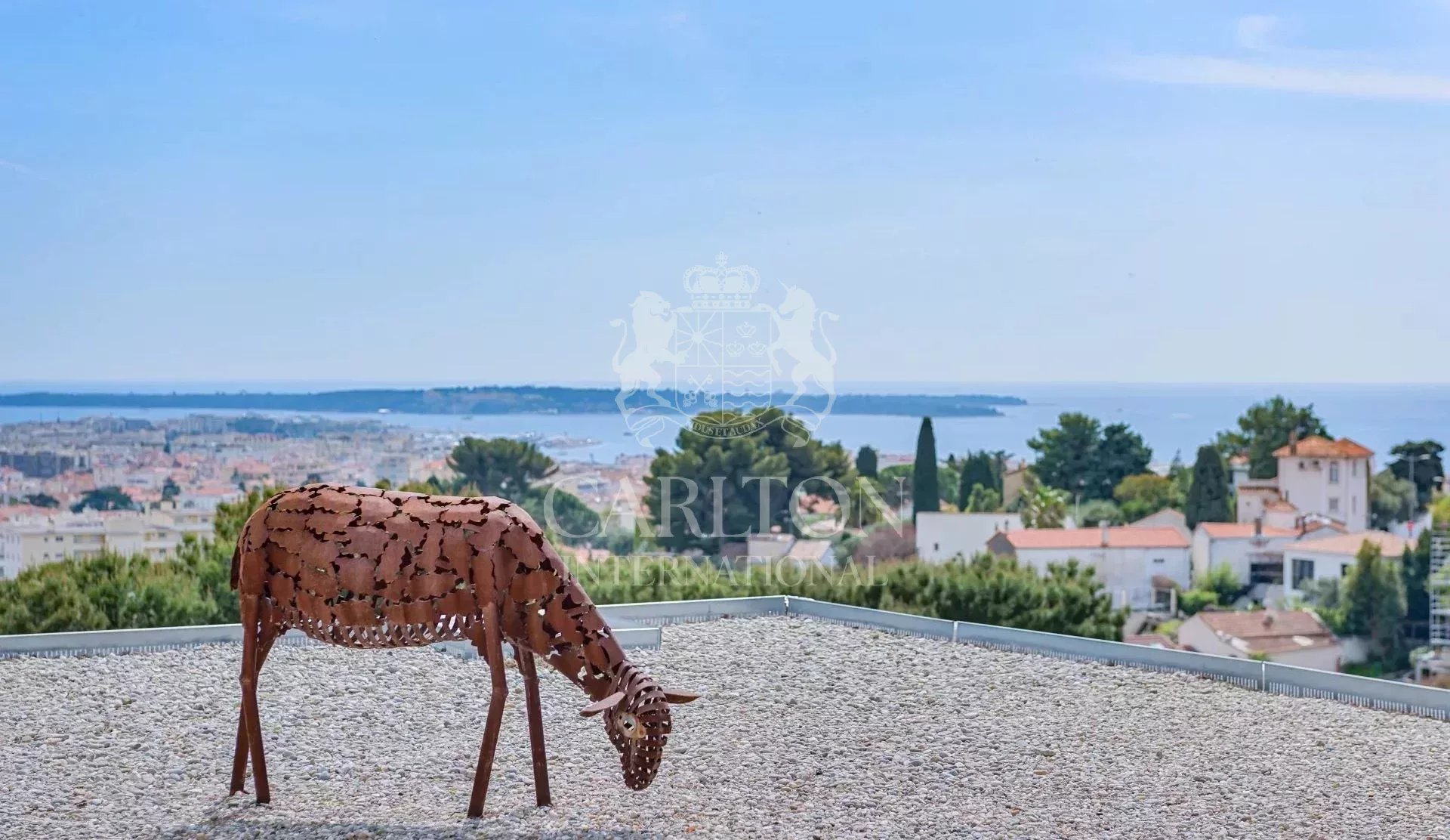 LE CANNET, TOP FLOOR WITH PANORAMIC SEA VIEW