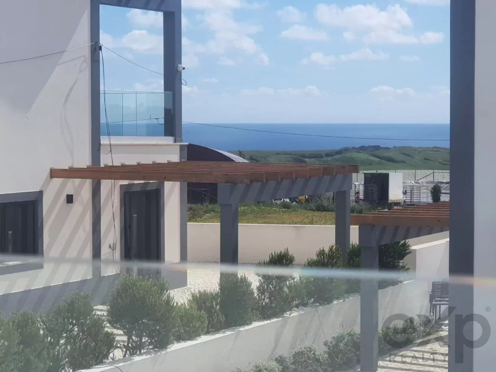 4 bedroom semi-detached house with sea view