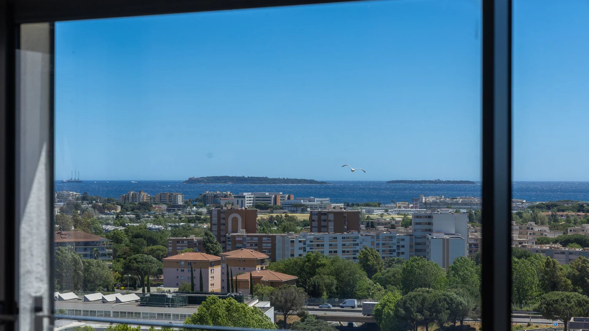 Sea-view flat in the heart of Mandelieu