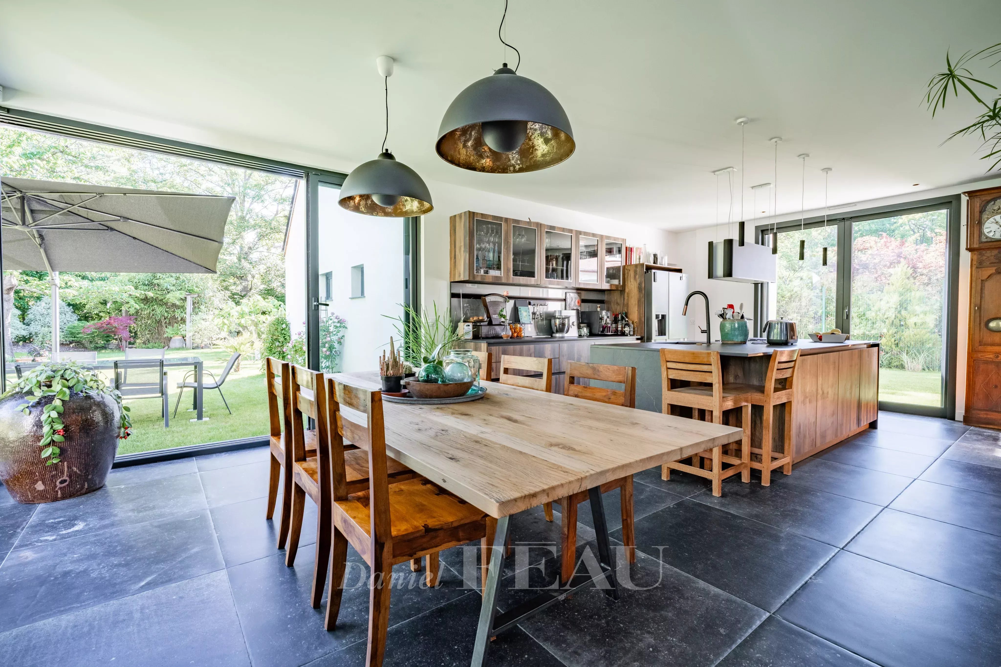 Salle à manger et cuisine équipée sur jardin