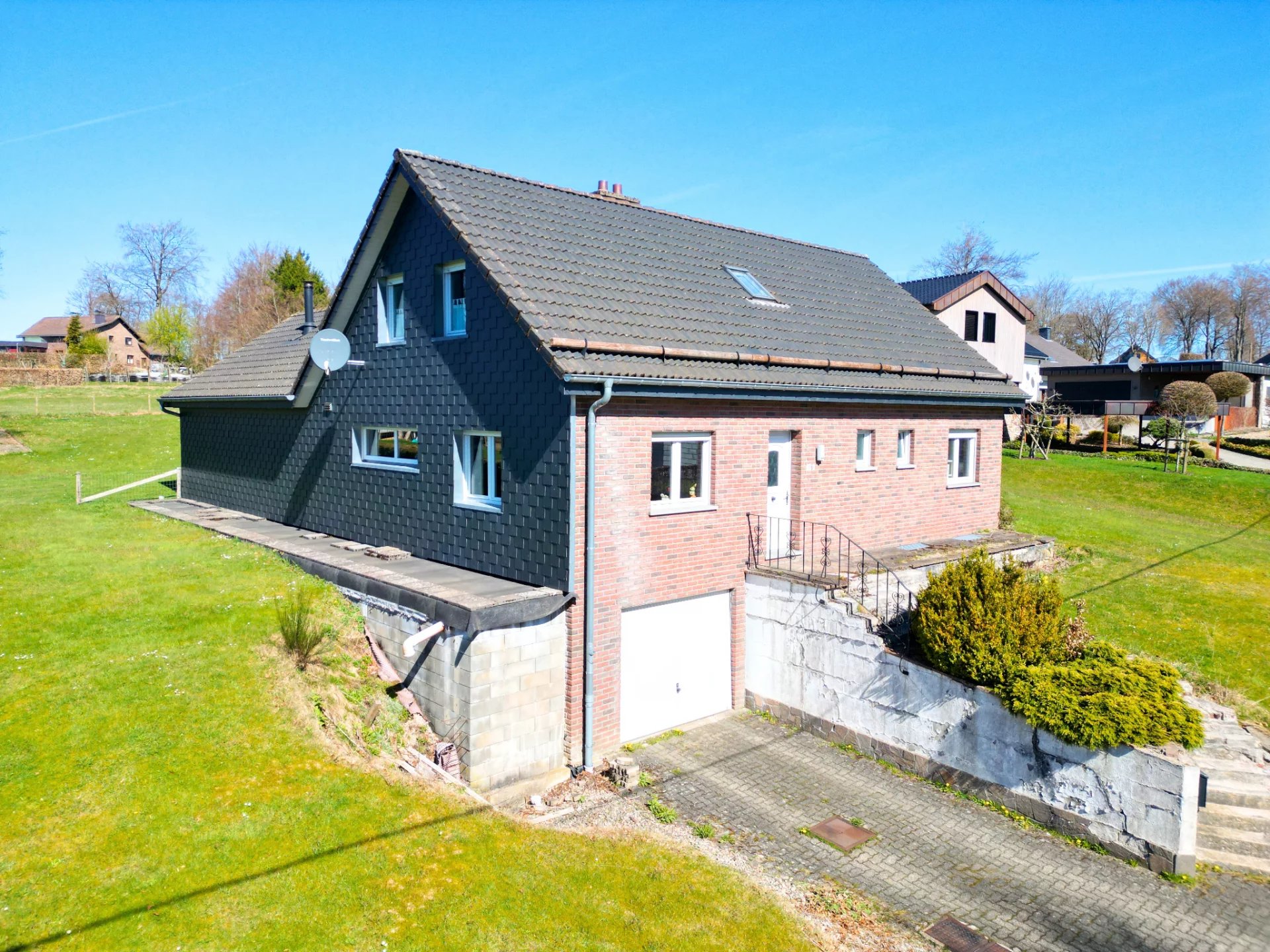 Attraktives Wohnhaus mit großem Garten in ruhiger Lage von Elsenborn zu verkaufen!