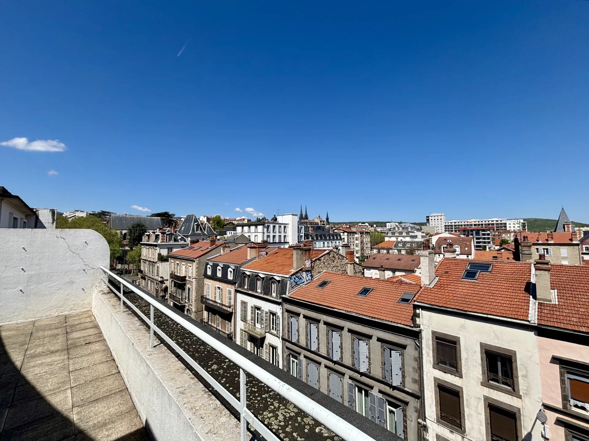 Hyper centre : Type 4 de 87m², 3 chambres, garage, cave, balcon et terrasse.