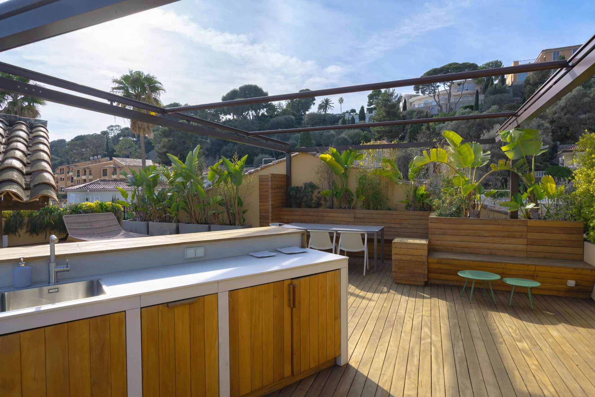 3-bedroom top floor duplex with rooftop terrace and sea views