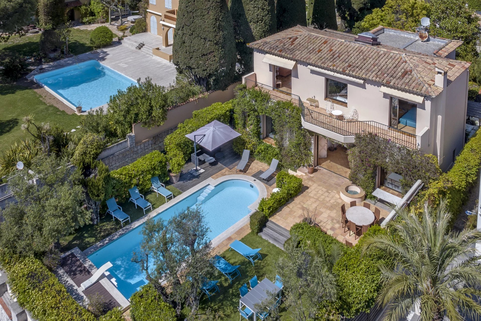 Sur le versant Ouest du Cap d'Antibes, Provençale face à la mer