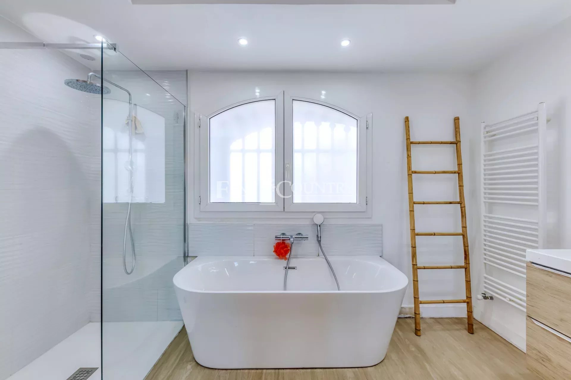 Photo of For sale  Villa in Valbonne - Panoramic view