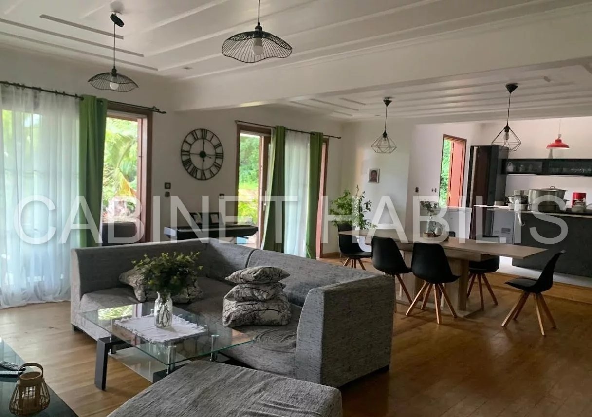A VENDRE - MAISON T5 D'ENV 138,14 M2 ET APT F3 - SAINT-PHI
