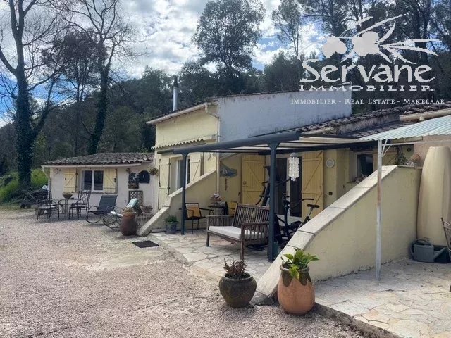 SALERNES Property with strong rental potential: 3 houses and a separate apartment