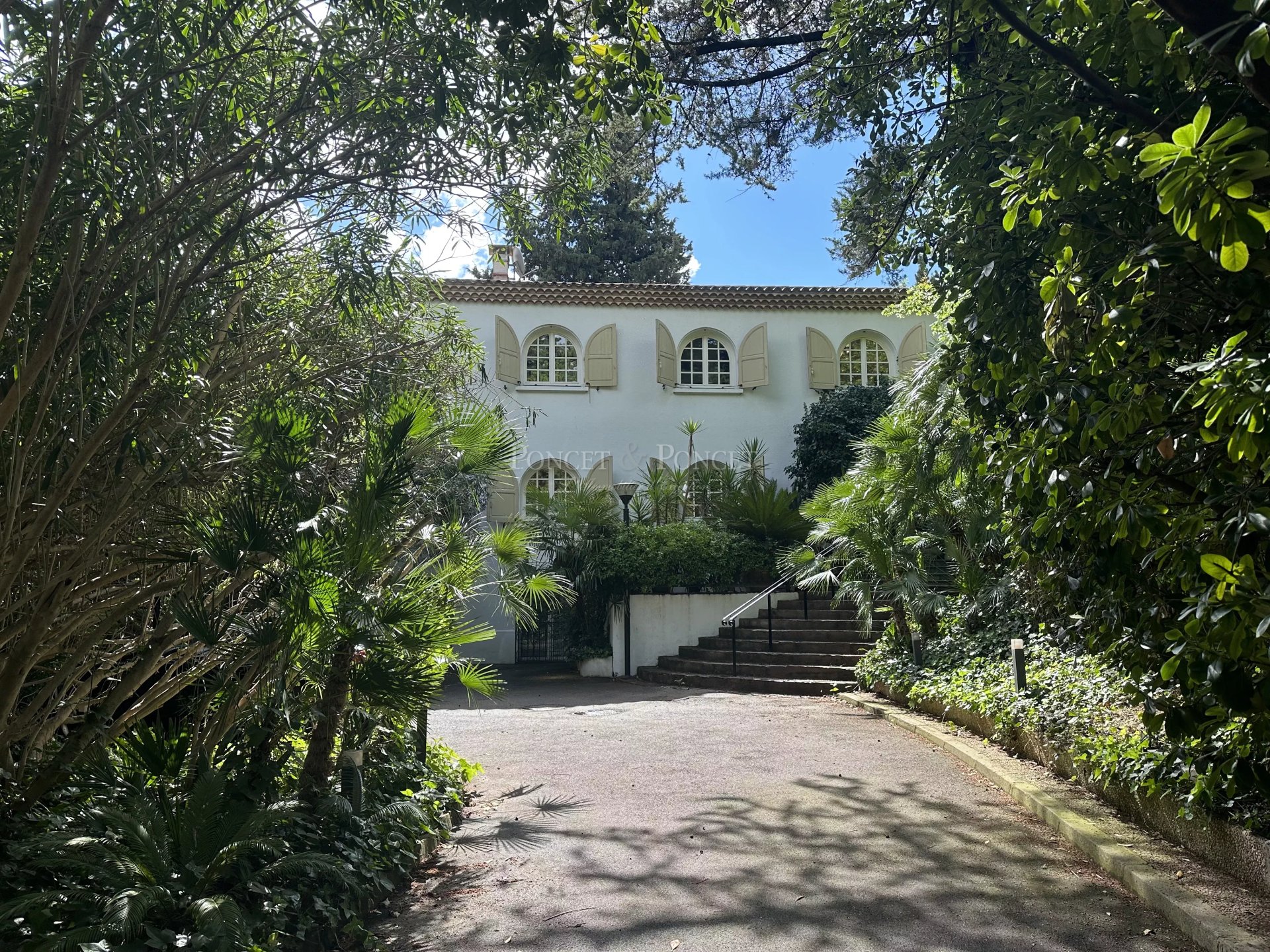 6 Bedroom Villa/Townhouse's Image 3