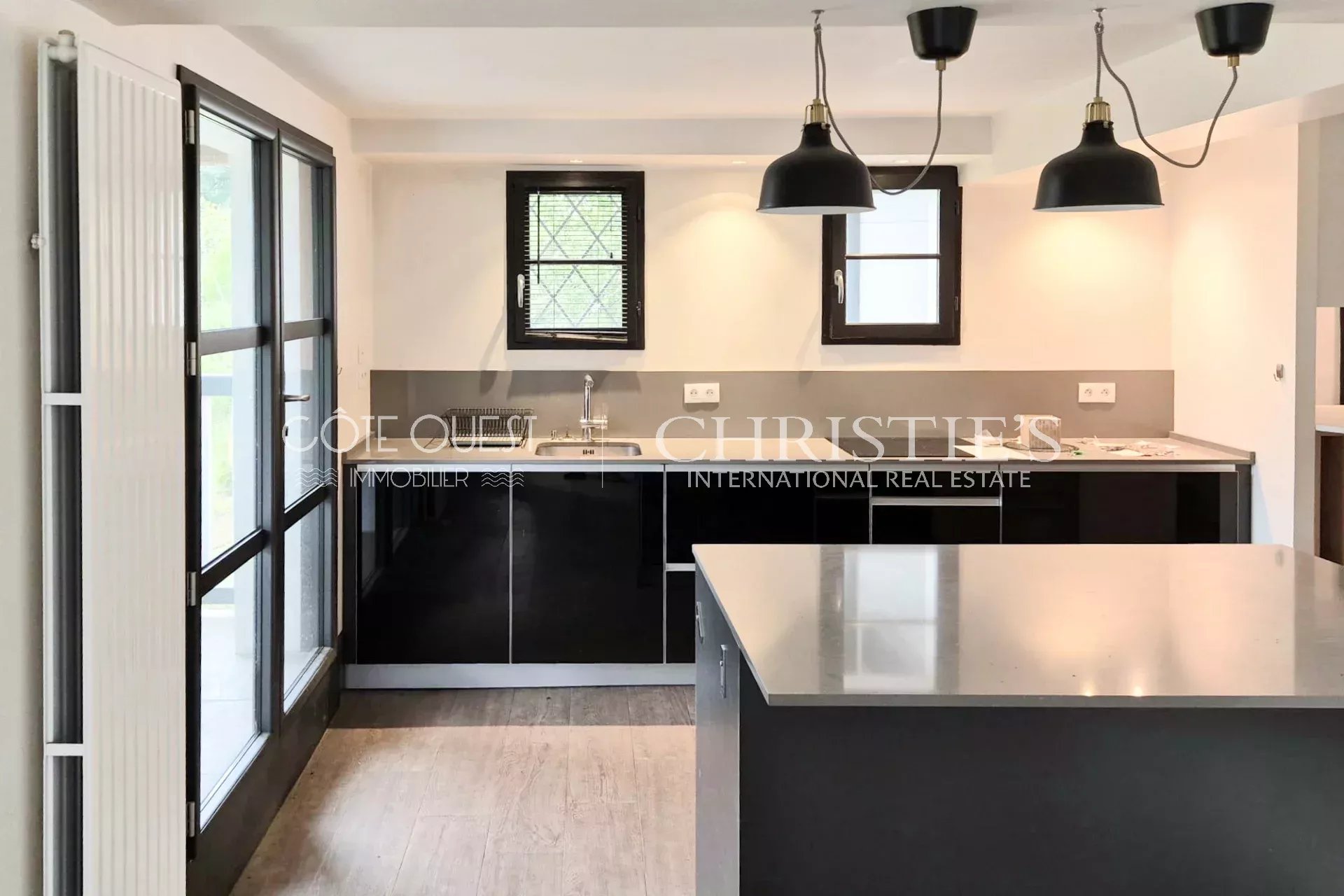 6 Bedroom Villa/Townhouse's Image 6