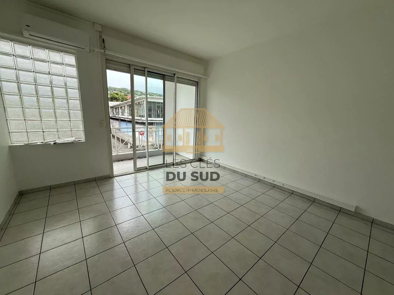À LOUER - LOCAL PROFESSIONNEL DE 60,30 m2 - SAINT JOSEPH - 800 € HORS CHARGES